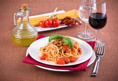 ton balığı, domates ve Kapari spagetti.