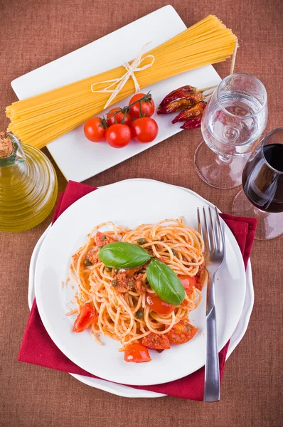 マグロ、チェリー トマト、ケッパーのスパゲッティ. — ストック写真