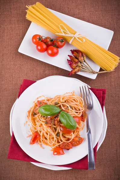 Spaghetti met tonijn, cherry tomaten en kappertjes. — Stockfoto