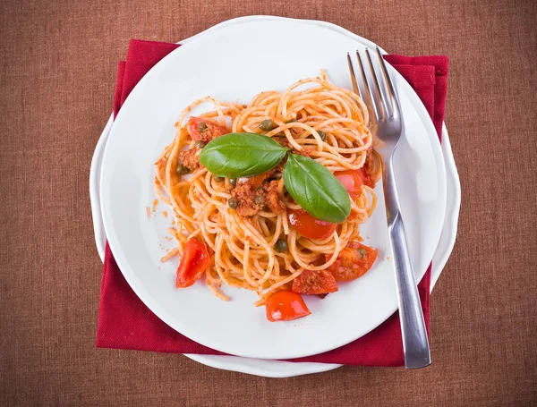 Espaguetis con atún, tomates cherry y alcaparras . — Foto de Stock