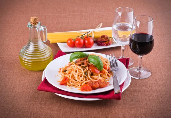 Spaghetti mit Thunfisch, Kirschtomaten und Kapern. — Stockfoto
