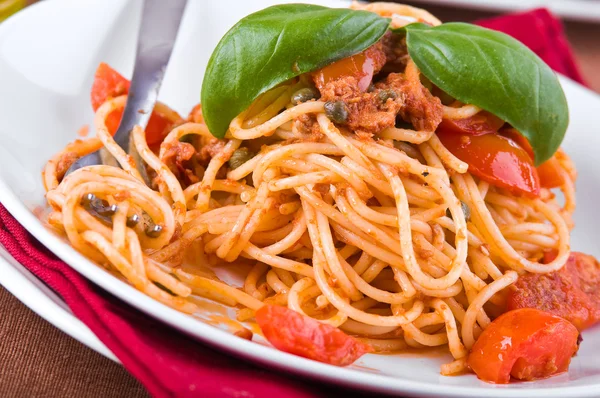 Špagety s tuňákem, cherry rajčaty a kapary. — Stock fotografie