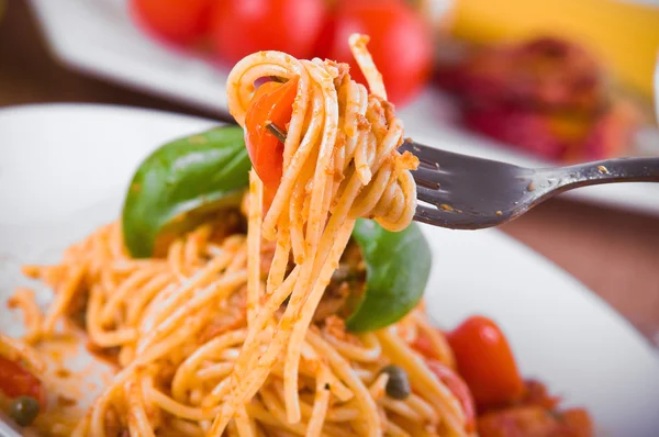 Espaguete com atum, tomate cereja e alcaparras . — Fotografia de Stock
