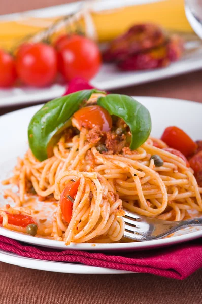 Espaguetis con atún, tomates cherry y alcaparras . —  Fotos de Stock