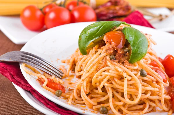 Ton balığı, domates ve Kapari spagetti. — Stok fotoğraf