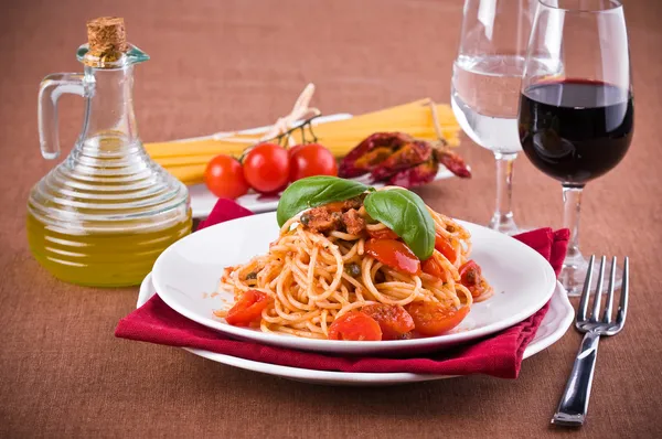 Спагетти с тунцом, помидорами черри и каперсами . — стоковое фото