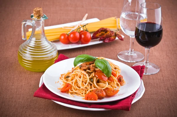 Спагетті з тунцем, вишневими помідорами та каперсами . — стокове фото