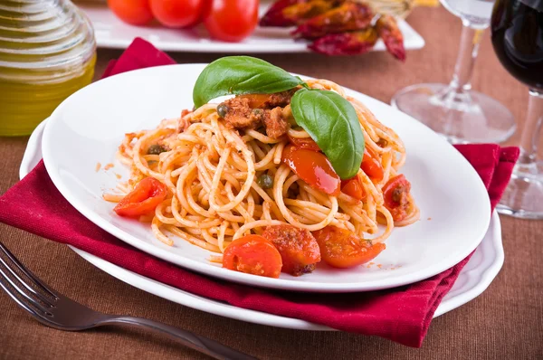 Spaghetti con tonno, pomodorini e capperi . — Foto Stock