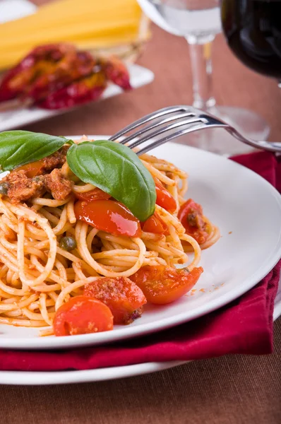 Spagetti med tonfisk, körsbärstomater och kapris. — Stockfoto