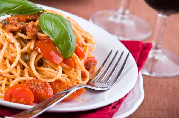 Ton balığı, domates ve Kapari spagetti. — Stok fotoğraf