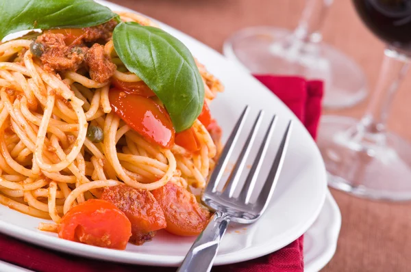 Spaghetti with tuna, cherry tomatoes and capers. — Stock Photo, Image