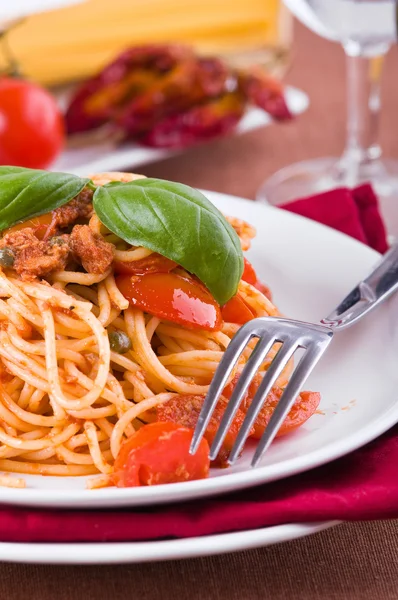 Spaghetti z tuńczykiem, pomidorkami cherry i kaparami. — Zdjęcie stockowe