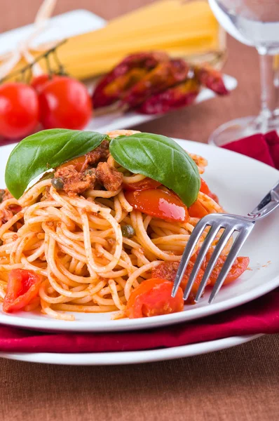 Spagetti koktélparadicsommal, tonhal, kapribogyó. — Stock Fotó