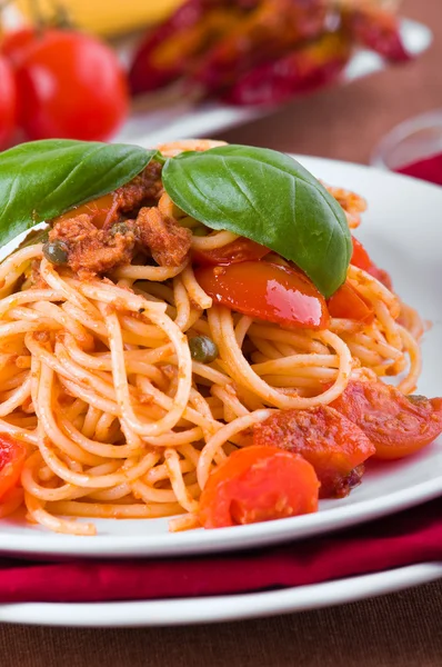 Spaghetti z tuńczykiem, pomidorkami cherry i kaparami. — Zdjęcie stockowe