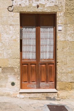 ahşap kapı. Otranto. Puglia. İtalya.