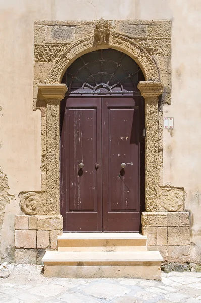 木质门。奥特朗托。普利亚大区。意大利. — 图库照片