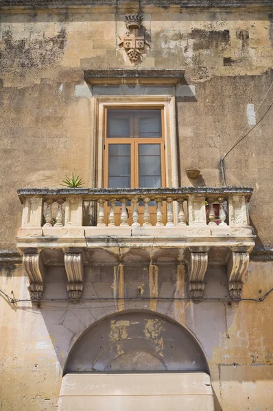 Vévodský palác castromediano-limburg. Cavallino. Puglia. Itálie. — Stock fotografie