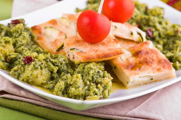 Zucchini Focaccia mit Brokkoli. — Stockfoto