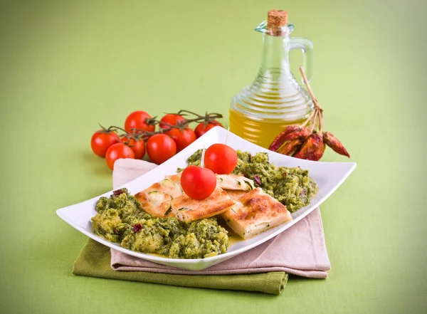 Courgette focaccia met broccoli. — Stockfoto