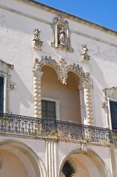 Comi 궁전입니다. 코 릴 리아 노 도트 란 토입니다. 풀리아입니다. 이탈리아. — 스톡 사진