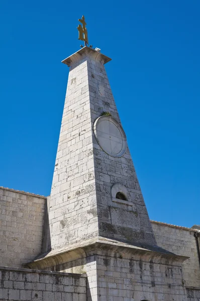 Obelisk giacomo kostel sv. Barletta. Puglia. Itálie. — Stock fotografie