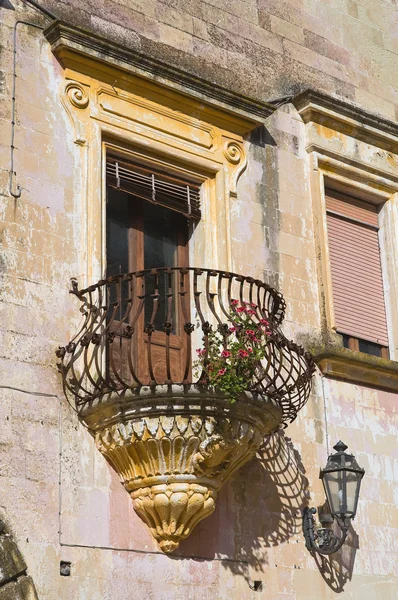 Zabytkowy pałac. Corigliano dʼOtranto. Puglia. Włochy. — Zdjęcie stockowe