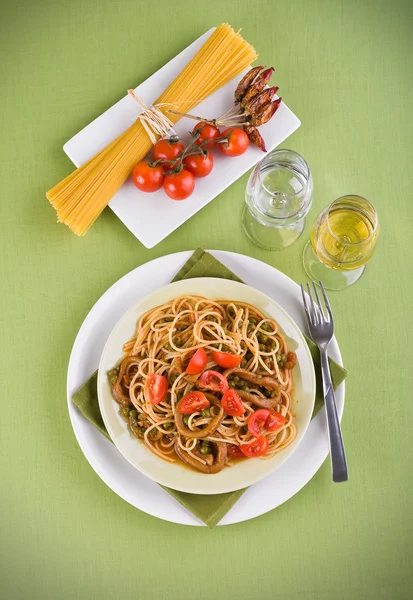 Spaghete cu calmar, mazăre și roșii cherry . — Fotografie, imagine de stoc