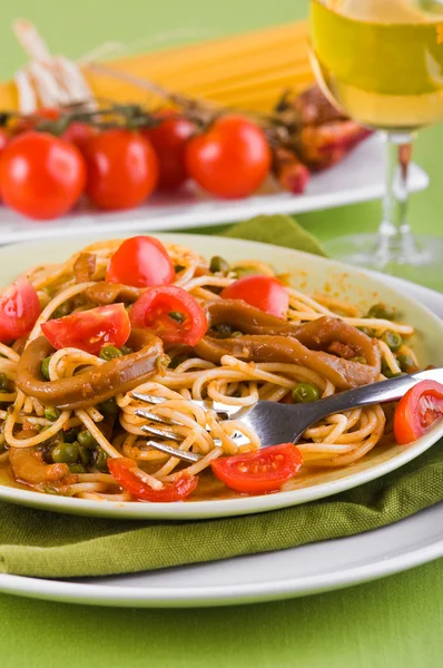 イカ、エンドウ豆、チェリー トマトのスパゲッティ. — ストック写真
