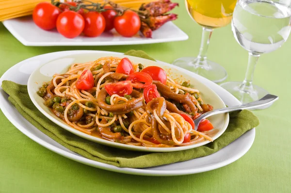 イカ、エンドウ豆、チェリー トマトのスパゲッティ. — ストック写真