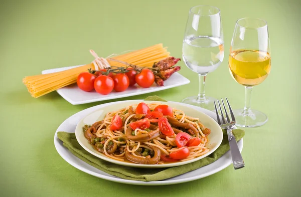 Spagetti fűrészes, a borsó és a cherry paradicsom. — 스톡 사진