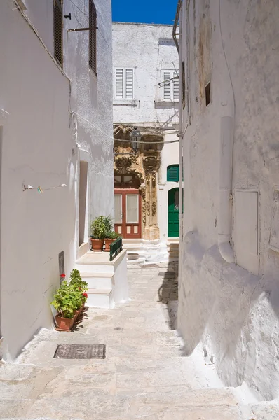 Alleyway. Ostuni. Puglia. Italia . – stockfoto