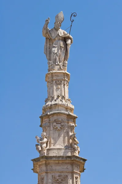 聖オロンツォの尖塔。オストゥーニ。プーリア州。イタリア. — ストック写真