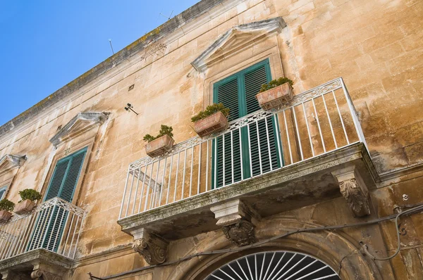 Historiskt palats. Ostuni. Puglia. Italien. — Stockfoto