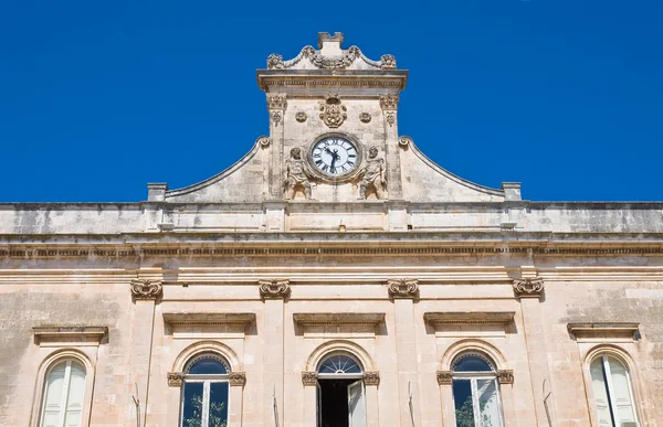 Rådhuset byggnad. Ostuni. Puglia. Italien. — Stockfoto