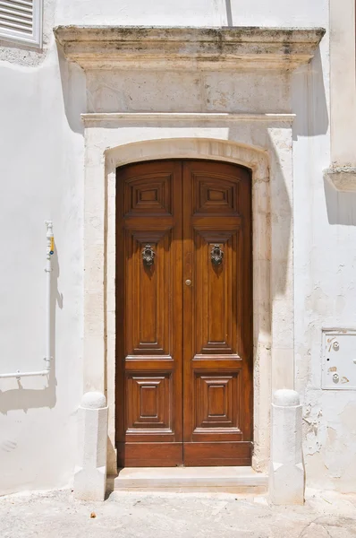 Ahşap kapı. Ostuni. Puglia. İtalya. — Stok fotoğraf