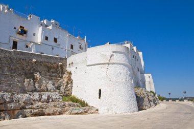 güçlendirilmiş duvarlar. Ostuni. Puglia. İtalya.