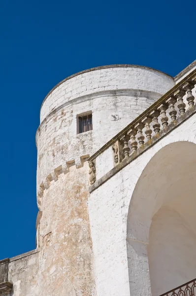 Amati věž. Cisternino. Puglia. Itálie. — Stock fotografie