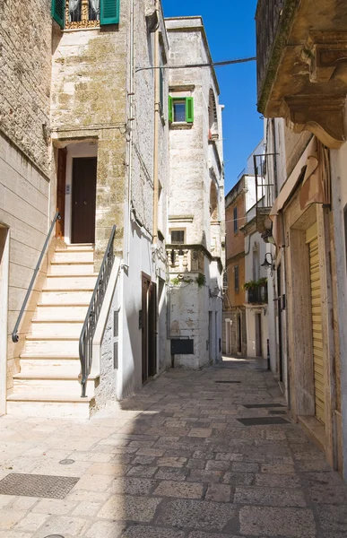 Para o beco. Cisternino. Puglia. Itália . — Fotografia de Stock