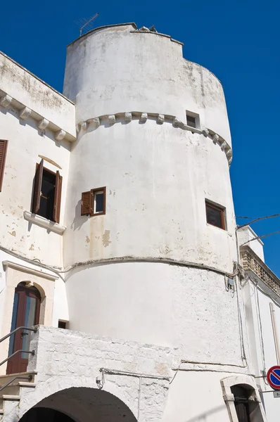 Torre del capitano. Cisternino. Puglia. Italia . — Foto Stock