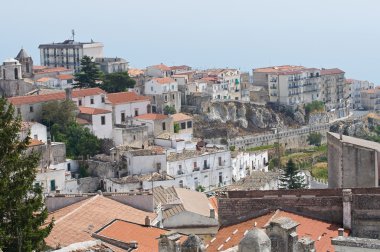 monte sant'angelo panoramik manzaralı. Puglia. İtalya.