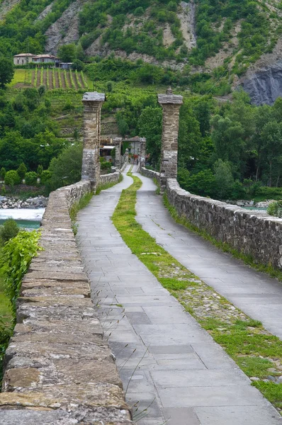 Buckelbrücke. bobbio. Emilia-Romagna. Italien. — Stockfoto