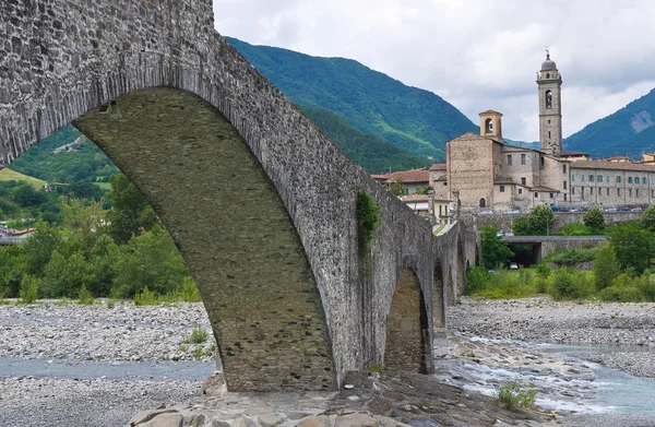 Buckelbrücke. bobbio. Emilia-Romagna. Italien. — Stockfoto