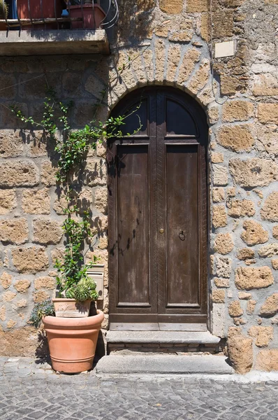 Деревянная дверь. Орвието. Умбрия. Италия . — стоковое фото