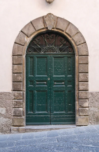 나무로 되는 문. tuscania입니다. 라 지 오입니다. 이탈리아. — 스톡 사진