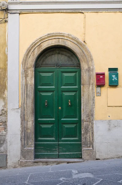 Porta de madeira. Tuscania. Lazio. Itália . — Fotografia de Stock