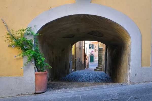 Переулок. Tuscania. Лацио. Италия . — стоковое фото