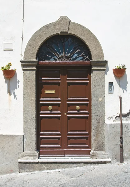 Porta de madeira. Viterbo. Lazio. Itália . — Fotografia de Stock
