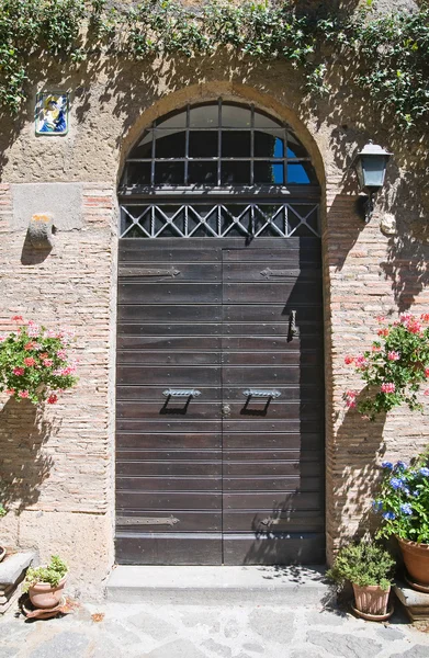 木製のドア。チヴィタ ・ ディ ・ バーニョレジオ。ラツィオ州。イタリア. — ストック写真