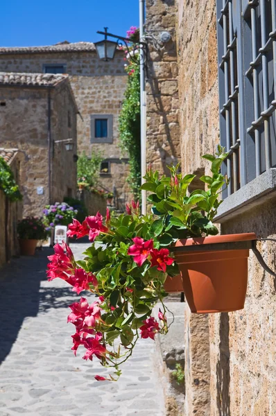 Переулок. Civita di Bagnoregio. Лацио. Италия . — стоковое фото