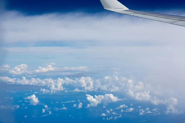 Über Wolken fliegen — Stockfoto